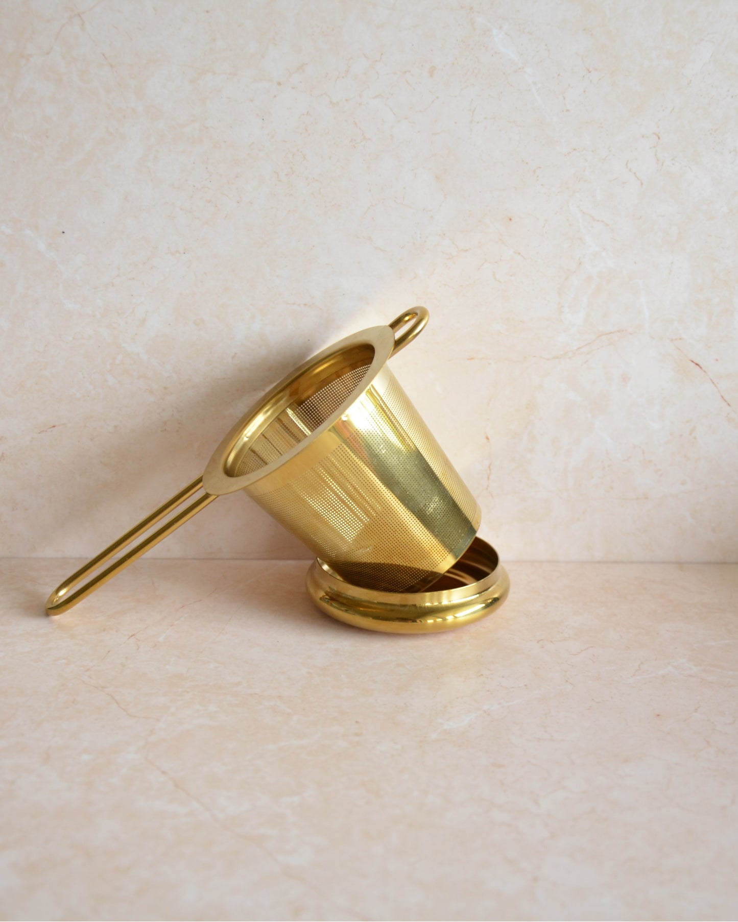 Infuseur à thé avec couvercle doré