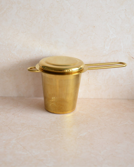 Infuseur à thé avec couvercle doré